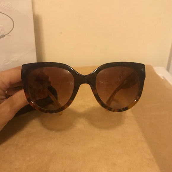 💯% Authentic Brown Prada Sunglasses - Picture 3 of 8